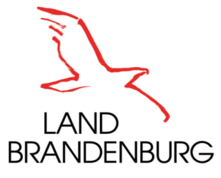 Logo des Landes Brandenburg mit stilisiertem roten Vogel und Schriftzug „LAND BRANDENBURG“.