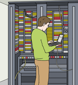 Server Wir sehen einen Mann vor einem Server stehen
