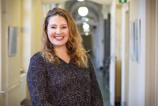 Dr. Amanda Palenberg Frau Dr. Palenberg steht im Flur des Rathauses der Landeshauptstadt Potsdam.