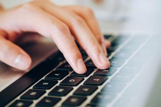 Es wird auf der Computertastatur geschrieben.