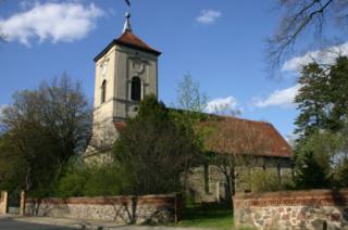 Dorfkirche Fahrland Kirche mit Begrünung im Sommer.
