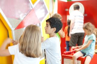 Kinder experimentieren im Extavium.