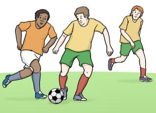 drei Männer spielen Fußball