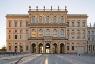 Museum Barberini Außenansicht des Museum Barberini mit Blick auf den lichtdurchfluteten Haupteingang.