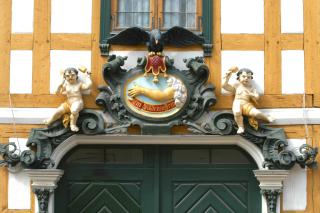 Museumshaus "Im Güldenen Arm" Handwerksschild über der Tür zum Museumshaus "Im Güldenen Arm"