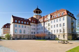 Außenansicht des OSZ 3 mit Schulhof im Sommer.