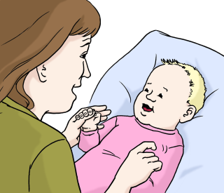 Eine Frau spielt mit einem Baby.