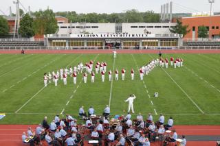 Auf dem Foto ist eine Formation des Potsdamer Fanfarenzuges auf der Rasenfläche im Stadion Luftschiffhafen zu sehen.