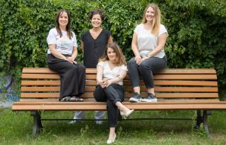 Das Büro für Chancengleichheit und Vielfalt. Sitzend: Claudia Sprengel, sitzend dahinter: Amanda Palenberg und Stefanie Buhr und stehend dahinter Tina Denninger