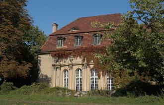 Aussenansicht Schloss Marquardt im Sommer mit Begrünung.