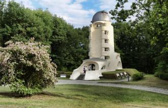Aussenansicht Einsteinturm im Sommer. Vor dem Eingang stehen Personen.