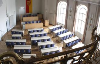Blick von oben auf Plenar-Saal im Stadthaus Potsdam