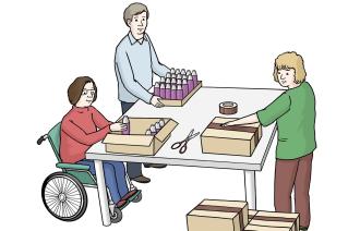 Personen arbeiten an einem Tisch. Sie verpacken Materialien in Kartons.