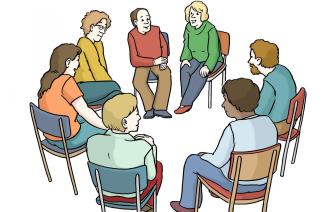mehrere Personen sitzen im Stuhlkreis und besprechen ein Thema.