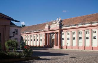 Außenansicht des Brandenburg Museum im Sonnenlicht. Vor dem Gebäude ist eine Straße mit Pflasterstein. 