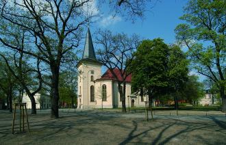 Begrünter Weberplatz mit Friedrichskirche.