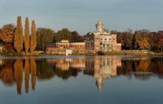 Blick vom Heiligen See auf das Marmor-Palais im Herbst.