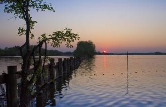 Blick auf Fahrländer-See bei Sonnenuntergang.