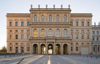 Außenansicht des Museum Barberini mit Blick auf den lichtdurchfluteten Haupteingang. 
