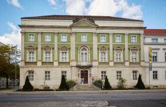 Historische Außenansicht des Naturkundemuseums. Im Vordergrund befindet sich die Breite Straße. 