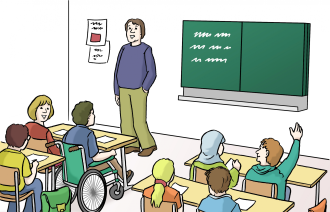 Lehrer steht vor der Tafel und unterrichtet Schulklasse. Schüler sitzen an Tischen mit Blick zum Lehrer.