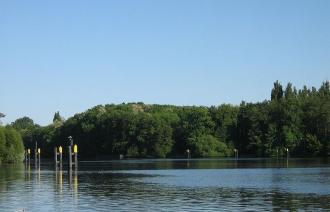 Blick auf den Weißen See mit Uferzone.