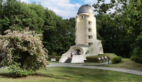 Einstein-Turm Aussenansicht Einsteinturm im Sommer. Vor dem Eingang stehen Personen.