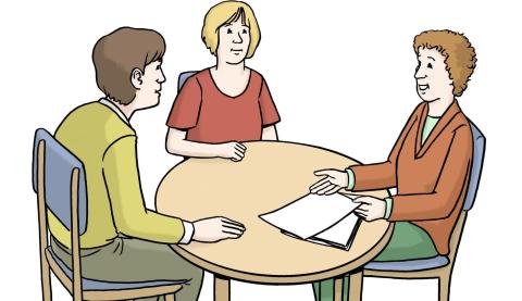 Beratung Beratungssituation: 3 Personen sitzen an einem Tisch.