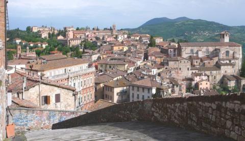 Perugia Blick auf die Dächer von Perugia. Im Hintergrund befindet sich ein Gebirge.
