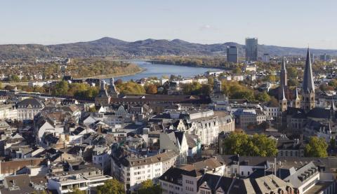 Luftansicht der Stadt Bonn mit Fluss Rhein im Hintergrund.