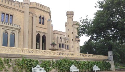 Schloss Babelsberg Aussenterasse mit Begrünung mit Blick auf das Schloss.