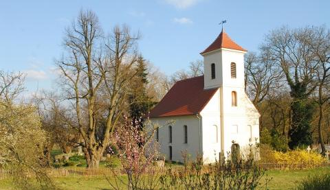 Dorfkirche Nattwerder Dorfkirche mit Parkanlage im Frühling.
