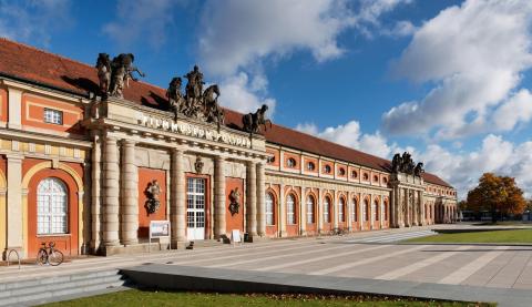 Film-Museum Potsdam Außenansicht des Filmmuseums bei Sonnenschein und blauem Himmel.
