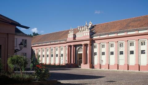Außenansicht des Brandenburg Museum im Sonnenlicht. Vor dem Gebäude ist eine Straße mit Pflasterstein. 