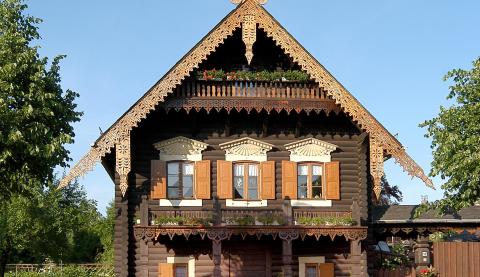 Alexandrowka Russisches Haus mit Garten im Sommer