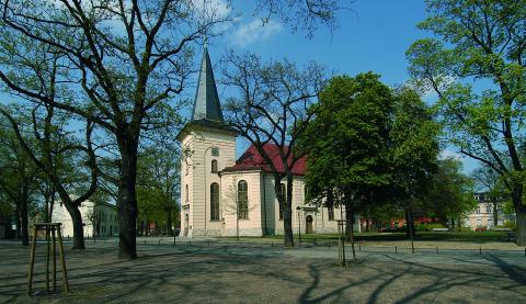 Friedrichs-Kirche auf dem Weberplatz Begrünter Weberplatz mit Friedrichskirche.
