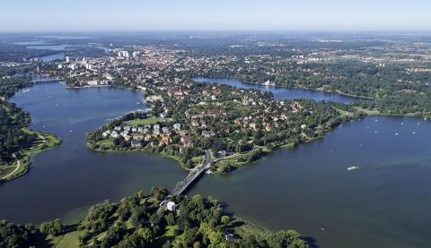 Potsdam aus der Luft Die Luftaufnahme zeigt Potsdam inmitten von Seen und Flüssen. Im Vordergrund ist die bekannte Glienicker Brücke zu sehen.