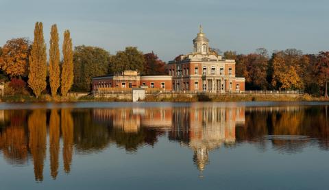 Blick vom Heiligen See auf das Marmor-Palais im Herbst.