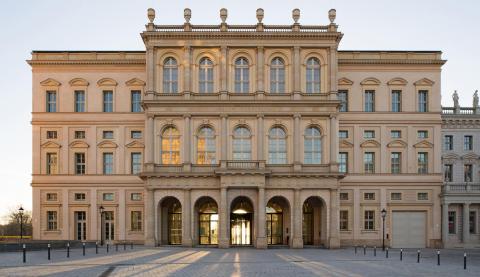 Außenansicht des Museum Barberini mit Blick auf den lichtdurchfluteten Haupteingang. 