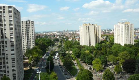 Bobigny Luftansicht der Stadt Bobigny. Hochhäuser, Straßen und Bäume.