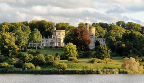 Schloss und Park Babelsberg Blick vom Wasser auf das Schloss und den Park Babelsberg.