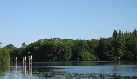 Weißer See Blick auf den Weißen See mit Uferzone.